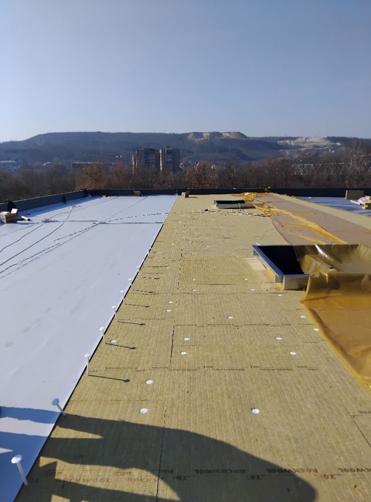 Монтаж ПВХ кровли на магазине